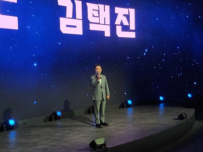 김택진 엔씨소프트 공동대표가 13일 부산 벡스코에서 열린 '지스타 2025' 오프닝 스피치에서 사업 전략을 발표하고 있다. IS포토