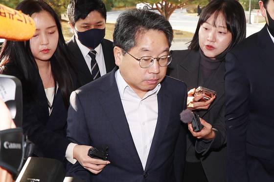 노만석 검찰총장 권한대행은 일선 수사, 공판팀의 의견과 달리 대장동 1심 판결에 대한 항소 포기 지시를 내렸다. 검찰 내부에서 노 대행에 대한 사퇴를 요구하는 목소리가 커지고 있다. 장진영 기자