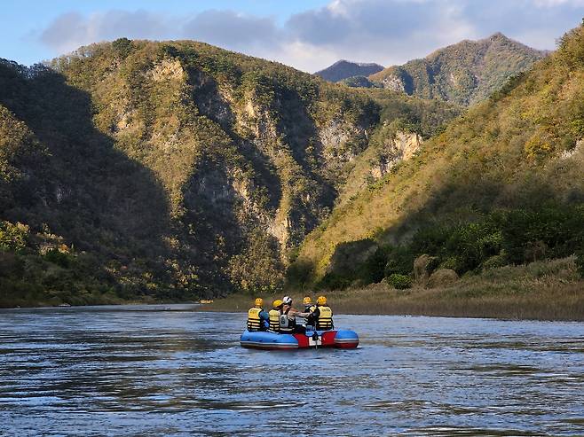강원도 정선, 평창의 동강 일대를 둘러봤다. 슬로 보트 타고 유유자적 동강의 비경을 감상하는 맛이 일품이다.