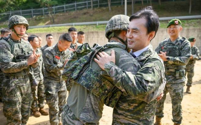 안규백 국방부 장관이 지난 8월 27일 전투체력단련 중이던 해병대 특수수색대대원과 포옹하고 있다. 국방부 제공
