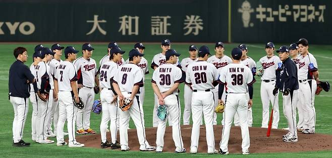 한국 야구대표팀 선수들이 13일 일본 도쿄돔에서 훈련에 앞서 마운드에 모여 대화하고 있다. 연합뉴스