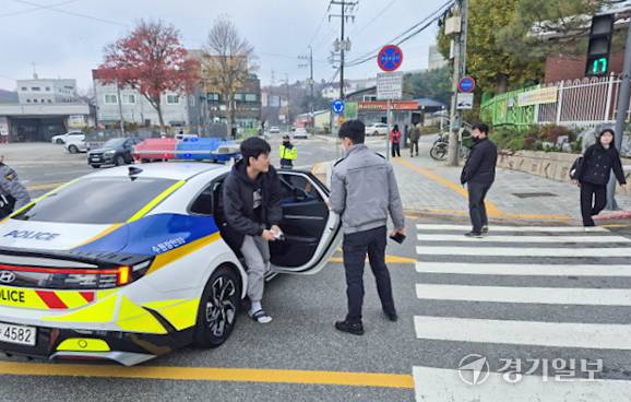 13일 오전 8시께 늦잠을 잔 수험생이 경찰차를 타고 고사장에 도착했다. 김도균기자