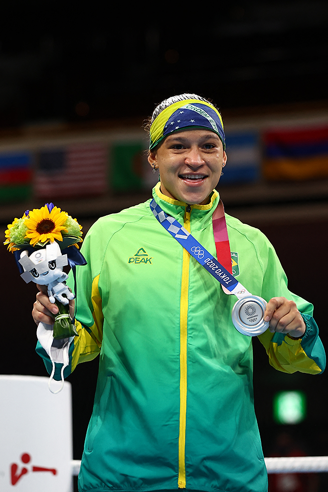 베아트리스 페헤이라가 2021년 제32회 일본 도쿄올림픽 여자복싱 60㎏ 은메달 기념 촬영을 하고 있다. 사진=AFP=연합뉴스 제공