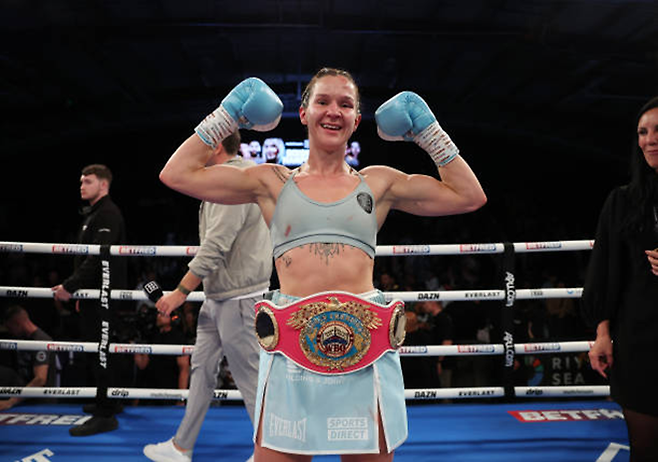 테리 하퍼가 2024년 9월 세계복싱기구 여자 라이트급 챔피언 등극 기념 촬영을 하고 있다. 사진=Matchroom Boxing