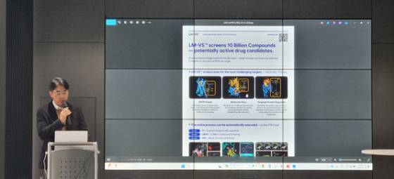 송재영 신테카바이오 대외협력본부 이사가 AI신약개발 플랫폼 LMVS에 대해 소개하고 있다. /사진=신테카바이오