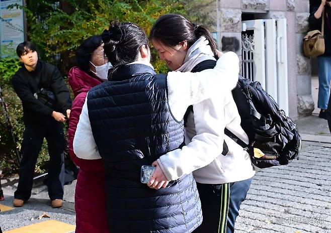 2026학년도 대학수학능력시험 당일인 13일 오전 서울 여의도 여의도여고 앞에서 한 학부모가 시험을 치르러 가는 딸을 배웅하고 있다. 이상섭 기자