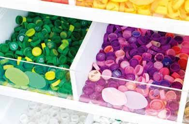 플라스틱방앗간에서 수거한 형형색색의 병뚜껑들. 시민들이 자발적으로 모아온 것들이다.