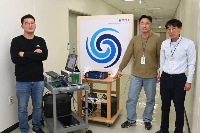 ▲ 세계 최초로 100m 지중 자기장 통신 기술을 개발한 ETRI 연구진(왼쪽부터 김장열 박사, 이현준 박사, 조인귀 박사). ⓒETRI