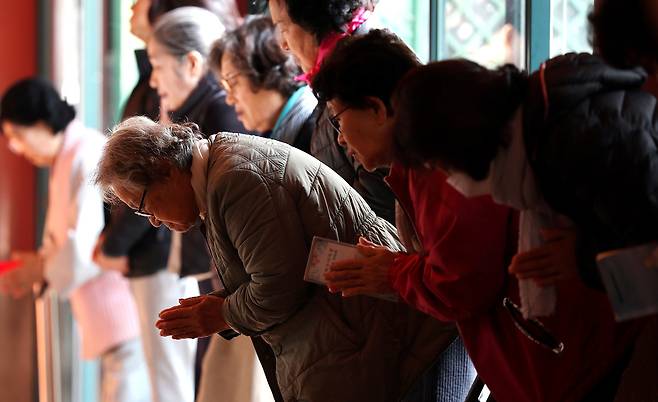 2026학년도 대학수학능력시험(수능)일인 13일 서울 종로구 조계사를 찾은 수험생 가족들이 기도하고 있다. 연합뉴스