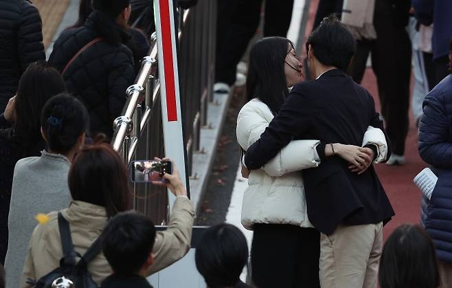 2026학년도 대학수학능력시험(수능)일인 13일 대구 수성구 혜화여자고등학교에서 학부모들이 시험을 마친 수험생들을 반겨주고 있다. 연합뉴스