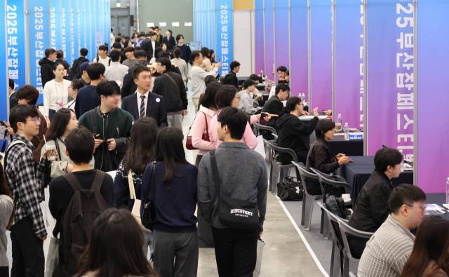 '2025 부산 잡(JOB) 페스티벌'이 열린 지난달 27일 부산 해운대구 벡스코 제1전시장에서 구직자들이 구인 업체 부스에서 현장 면접을 보고 있다. 연합뉴스