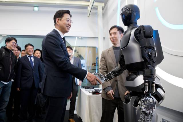 배경훈 과학기술부총리가 13일 서울 성북구 한국과학기술연구원(KIST)을 방문해 첫 실물이 공개된 인공지능(AI) 휴머노이드 ‘케이팩스(KAPEX)’와 악수하고 있다. 사진 제공=과학기술정보통신부