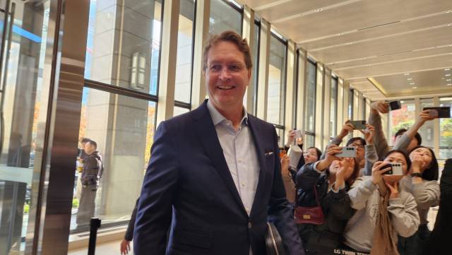 칼레니우스 올라 메르세데스-벤츠 회장이 13일 서울 여의도 LG트윈타워에서 취재진의 질의에 답하고 있다. 칼레니우스 회장은 서울 여의도 LG트윈타워에서 LG그룹 주요 최고경영자(CEO)들과 협력 방안을 논의한다. 노우리 기자