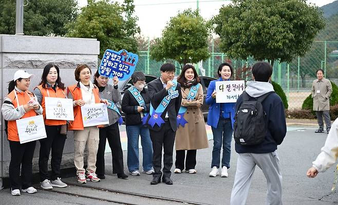 변광용 거제시장이 13일 상문고등학교에서 수험생과 학부모를 격려하고 있다. ⓒ거제시 제공