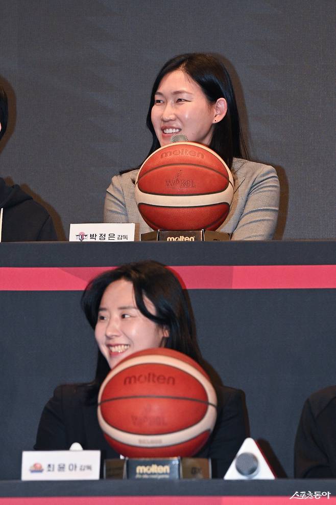 BNK와 신한은행이 16일 부산 사직체육관에서 열릴 ‘BNK금융그룹 2025~2026 여자프로농구’ 개막전에서 맞붙는다. 박정은 BNK 감독(위)과 최윤아 신한은행 감독의 WKBL 최초 여성 사령탑 맞대결에도 큰 관심이 쏠린다. 사진제공|WKBL