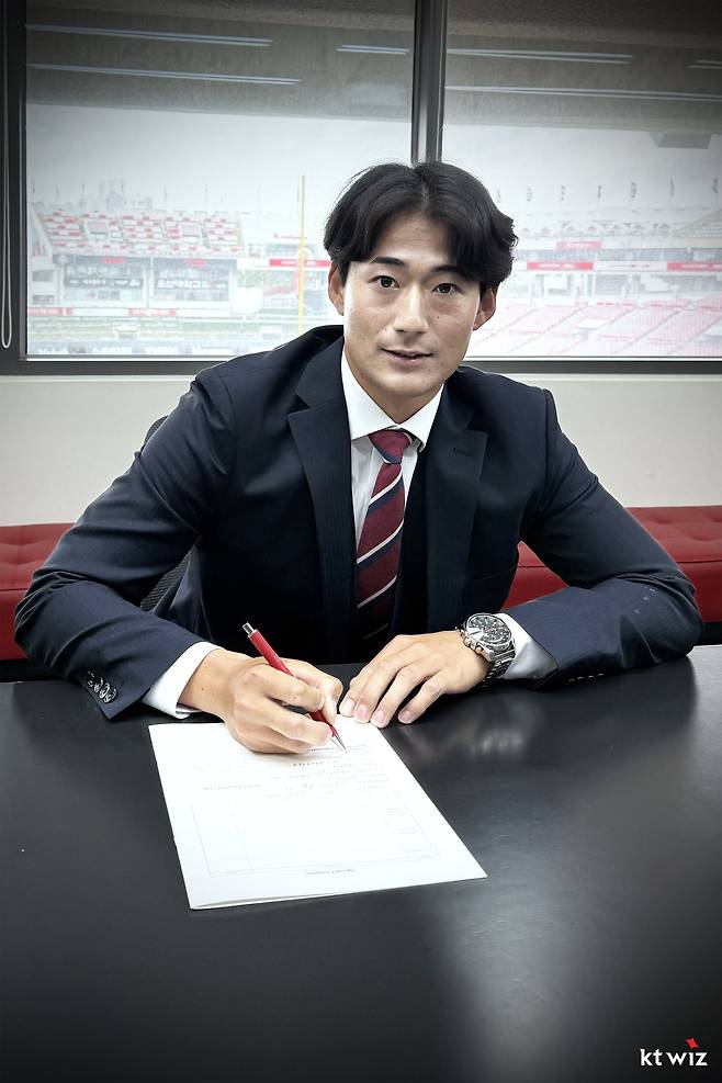 KT 위즈가 13일 아시아쿼터 우투수 스기모토 코우키를 영입했다. 스기모토는 KT 구단의 첫 아시아쿼터 선수다. 스기모토가 계약서에 사인하고 있다. 사진제공|KT 위즈