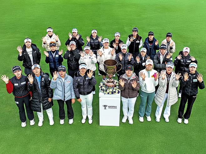 오는 15일 개막하는 위믹스 챔피언십에 출전하는 KLPGA 투어 위믹스 포인트 랭킹 상위 선수 24명이 13일 경북 경주시 마우나오션CC에서 열린 포토콜 행사에서 기념촬영을 하고 있다. 대회조직위원회