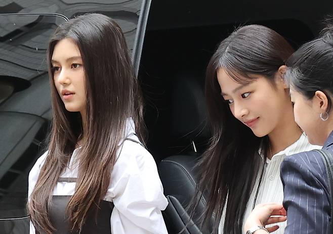 기획사 어도어와 전속계약 분쟁 중인 그룹 뉴진스의 다니엘(왼쪽)과 민지가 14일 서울 서초구 서울중앙지방법원에서 열린 전속계약 유효확인 소송 1심 조정을 위해 법원으로 들어서고 있다. 2025.8.14 연합뉴스