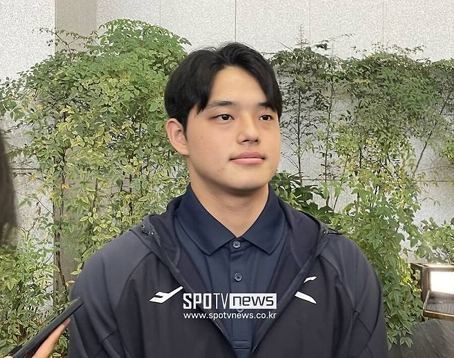 ▲ 한화 이글스 문동주가 12일 한국 야구대표팀 소속으로 일본으로 출국하기 전 인터뷰에 임하고 있다. ⓒ최원영 기자