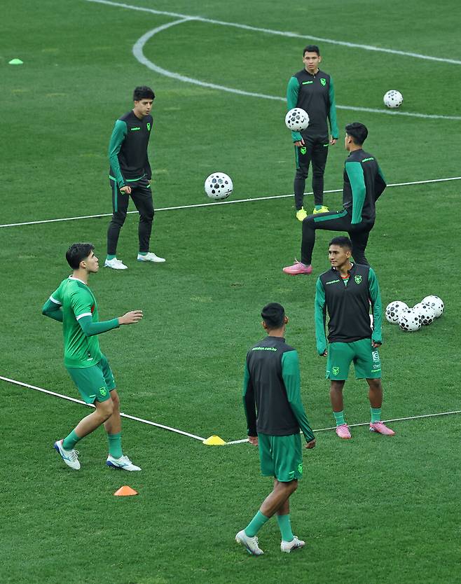 ▲ 오스카르 비예가스 볼리비아 남자 축구대표팀 감독이 13일 오후 대전월드컵경기장에서 A매치를 앞둔 기자회견을 하고 있다. 이후에는 대표팀이 대한민국과의 A매치를 하루 앞두고 훈련하고 있다. ⓒ 연합뉴스