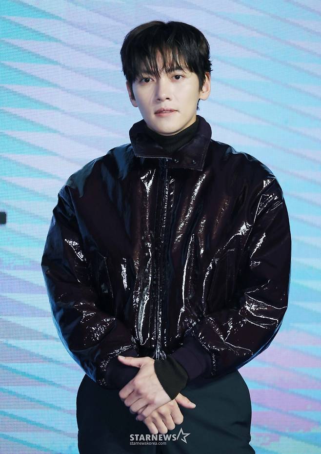 배우 지창욱이 3일 오전 서울 여의도 콘래드호텔에서 진행된 디즈니+ 오리지널 시리즈 '조각도시' 제작발표회에 참석해 포즈를 취하고 있다. '조각도시'는 평범한 삶을 살던 주인공은 어느 날 흉악한 범죄에 휘말려 감옥에 갇히고, 이 모든 상황이 한 인물로부터 계획됐다는 사실을 알게 되면서 그를 위한 복수를 시작하는 범죄 액션 시리즈로 오는 5일 공개된다. /2025.11.03 /사진=이동훈 photoguy@