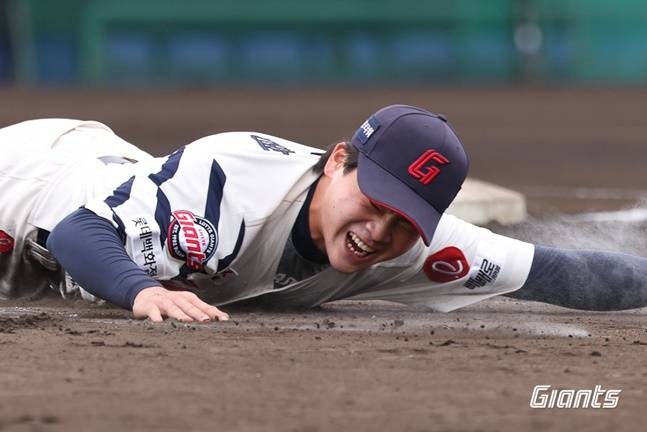 롯데 박찬형이 일본 미야자키에서 열리고 있는 마무리캠프에서 수비훈련을 받고 있다. /사진=롯데 자이언츠 제공