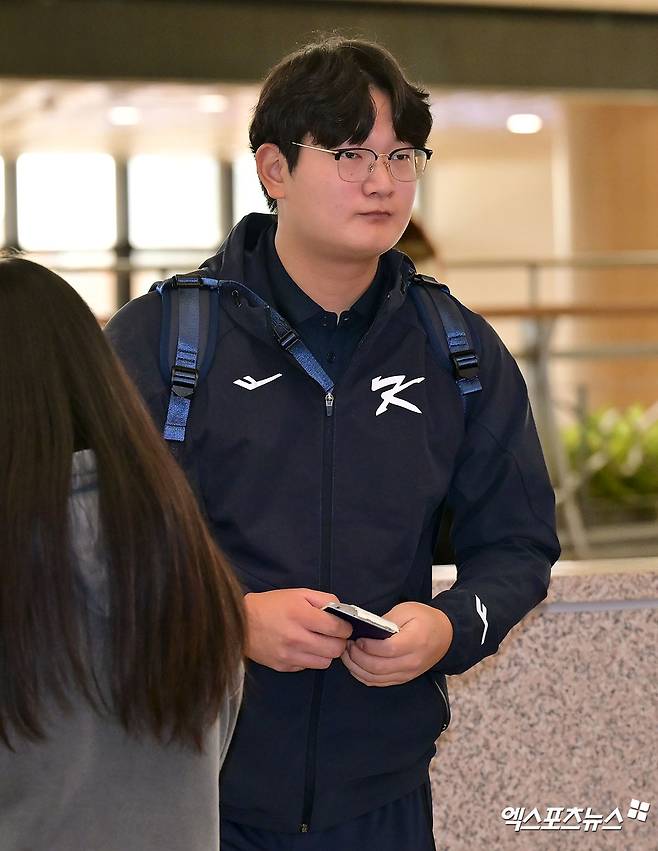 류지현 감독이 이끄는 야구 대표팀이 도쿄돔에서 진행되는 일본과의 평가전을 위해 12일 오후 김포국제공항을 통해 일본으로 출국했다. 출국장으로 향하는 김서현. 김포공항, 김한준 기자