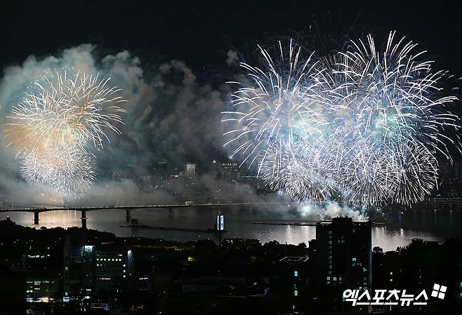 27일 오후 서울 여의도 한강공원에서 열린 '2025 서울세계불꽃축제'에서 화려한 불꽃들이 밤 하늘을 수놓고 있다. 엑스포츠뉴스DB