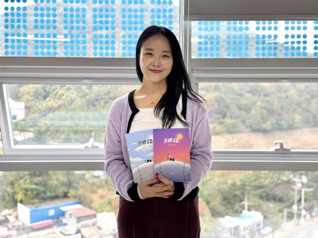 송재영 작가가 1924년 ‘광주고보 사건’을 모티브로 한 자신의 만화책 ‘볼셋! 국용’을 소개하고 있다.