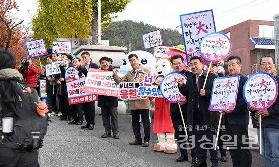 ▲ 2026학년도 대학수학능력시험일인 13일 김두겸 울산시장, 이성룡 시의회 의장, 임현철 울산시 홍보실장, 김영길 중구청장, 박경흠 중구의회의장 등이 중앙고등학교 정문에서 수험생을 격려하고 있다. 김경우기자 woo@ksilbo.co.kr