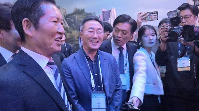 (왼쪽부터)정청래 더불어민주당 대표, 박병무 엔씨소프트 공동대표, 조승래 더불어민주당 게임특별위원회 위원장이 14일 부산 벡스코에서 열린 국제게임전시회 '지스타2025' 엔씨소프트 부스를 돌아보고 있다. /사진=비즈워치