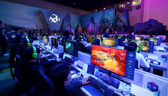 엔씨 '지스타 2025' 부스 '아이온2' 시연대 모습(사진 제공=엔씨소프트).