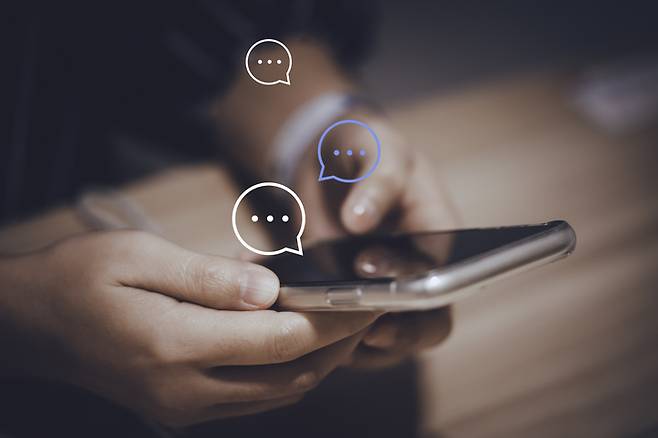 인공지능(AI) 챗봇과 인간 관계를 모방한 깊은 애착 관계에 깊이 빠져 있는 사람들이 있다. 사진=게티이미지뱅크