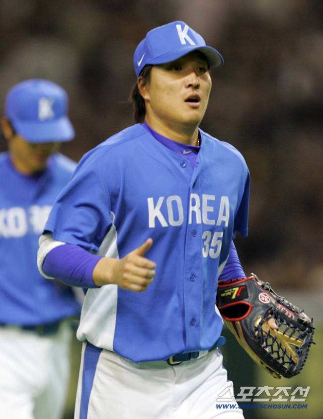 한국야구대표팀 우익수 이진영이 2006년 WBC 일본전서 4회말 2사 만루서 니시오카의 우익선상으로 빠지는 타구를 다이빙캐치로 잡은 뒤 더그아웃으로 들어오고 있다. 연합뉴스