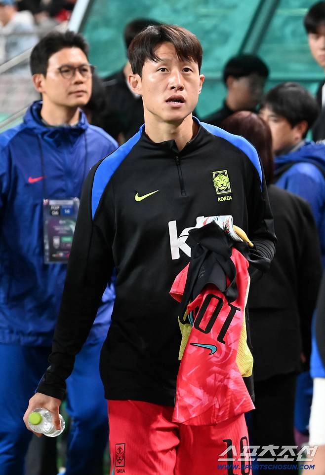 14일 서울월드컵경기장에서 열린 대한민국 축구대표팀과 파라과이의 평가전. 이재성이 그라운드로 나서고 있다. 상암=허상욱 기자wook@sportschosun.com/2025.10.14/