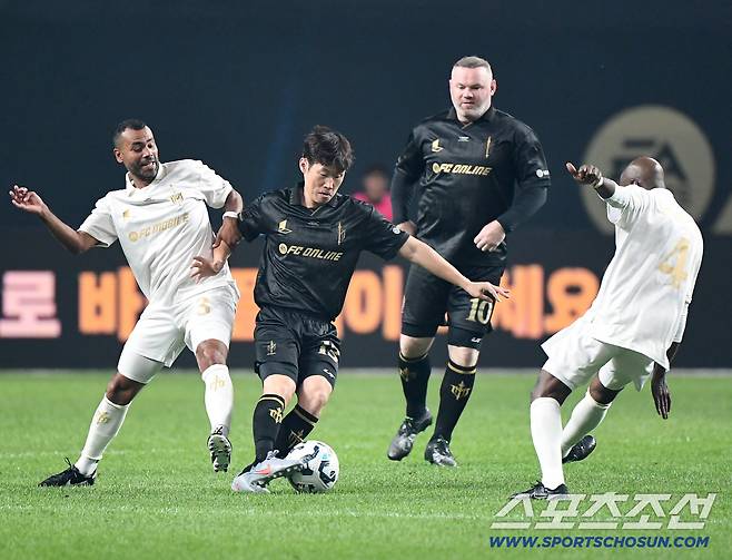 '2025 아이콘매치: 창의 귀환, 반격의 시작'이 14일 오후 서울 상암월드컵경기장에서 열렸다. 루니의 패스를 받은 FC스피어팀 박지성이 실드 유나이티드 팀 애슐리 콜과 마켈렐레를 제치고 있다. 상암=정재근 기자 cjg@sportschosun.com/2025.9.14/