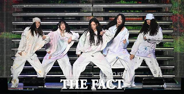 그룹 뉴진스가 다시 신뢰를 쌓기 위한 가장 좋은 방법은 진정성 있는 태도와 좋은 무대로 돌아오는 것이다. 이를 위해 어도어와의 대화에 보다 성실하게 나설 필요가 있다./더팩트DB
