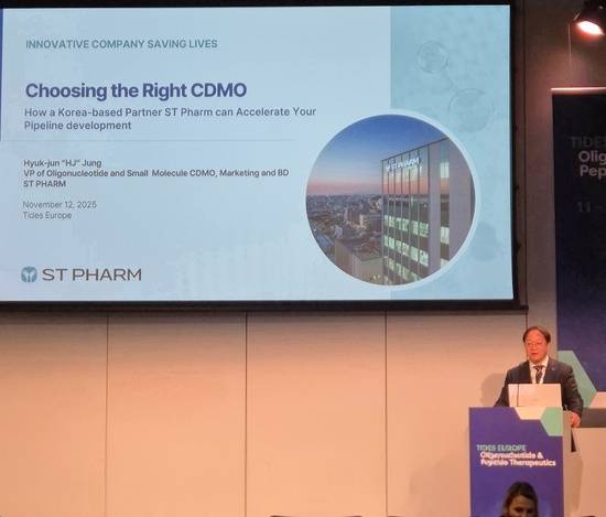 EURO TIDES 2025에서 발표하는 정혁준 에스티팜 사업부장. /에스티팜