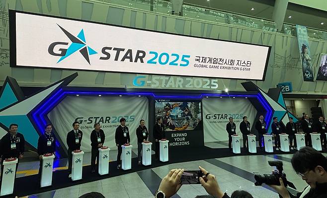 13일 오전 10시 부산 해운대구 벡스코(BEXCO)에서 열린 ‘지스타 2025’ 개막식에서 내빈들이 기념촬영을 하고 있다. /김수정 기자