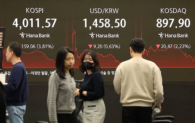 코스피가 전날 미국 뉴욕증시 급락 여파로 3% 이상 하락한 14일 서울 중구 하나은행 본점 딜링룸 현황판에 코스피 지수가 표시돼 있다./연합뉴스