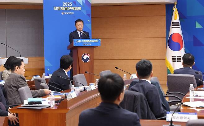 이달 4일 서울 종로구 정부서울청사 국제회의실에서 열린 ‘2025 지방 재정 전략회의’에서 이학수 전북 정읍시장이 ‘시민을 위한 절약, 미래를 위한 투자’를 주제로 예산 절감 사례를 발표하고 있다. 정읍시 제공