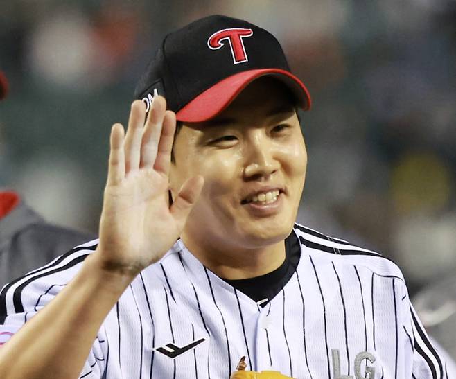 실투가 나오면 포수를 향해 멋쩍은 미소를 짓는다. 뉴스1