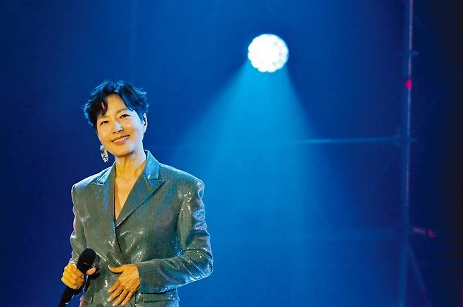 재능기부로 콘서트를 빛내준 가수 정수라. 국제위러브유운동본부 제공