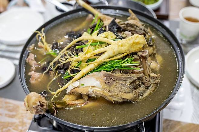 '신안골 모퉁이 식당'에서 맛볼 수 있는 인삼백숙