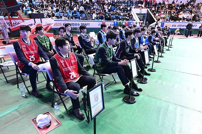 2025 신인 선수 드래프트에는 총 46명이 참가해 26명이 프로 유니폼을 입었다. 한국농구연맹 제공