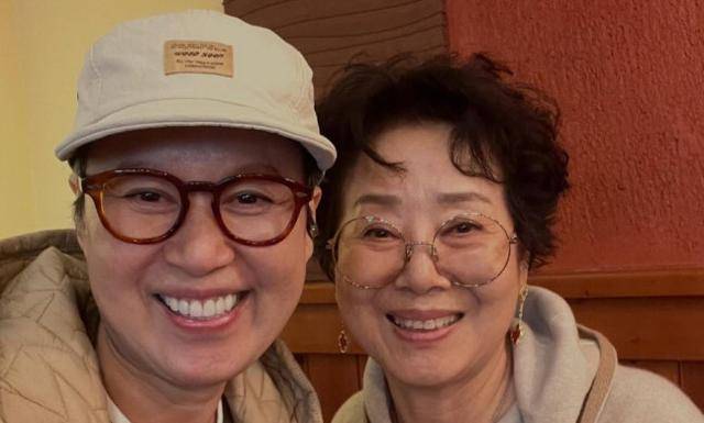 코미디언 박미선이 오랜 인연을 자랑하는 배우 선우용여와 재회한 근황을 공개했다. 박미선 SNS