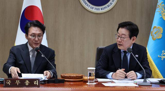 이재명(오른쪽) 대통령이 11일 서울 용산 대통령실에서 제49회 국무회의를 주재하며 옆에 앉은 김민석 국무총리에게 질문하고 있다. 왕태석 선임기자