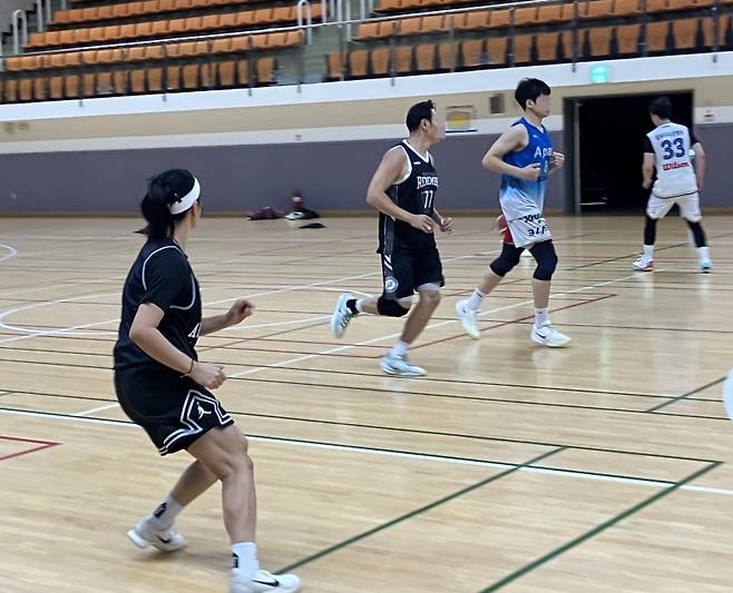 남자 농구 동호인들과 함께 경기하는 장면. 사진=김지수 씨 제공