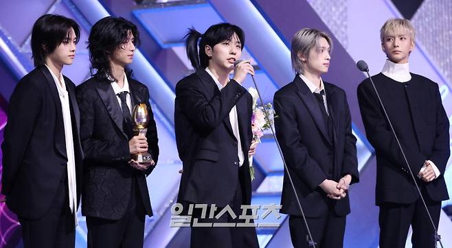 ‘2025 코리아 그랜드 뮤직 어워즈 with iM뱅크’(2025 KGMA) 첫날 아티스트데이가 14일 오후 인천 영종도 인스파이어 아레나에서 펼쳐졌다. 그룹 엑스디너리 히어로즈가 베스트 밴드상을 수상하고 수상 소감을 말하고 있다. KGMA는 한 해 동안 국내외 팬들에게 많은 사랑을 받은 K팝 아티스트와 작품들을 조명해 차별화된 콘텐츠를 선보이는 K팝 축제다. 올해는 KGMA 조직위원회와 크리에이터링, 디오디가 공동 주관하며, 인천광역시와 인천관광공사가 후원한다. 타이틀 스폰서로는 iM뱅크가 함께한다. 2025 KGMA는 KT ENA가 주관 방송사로 참여하며, 틱톡라이브를 통해 일본, 중국을 제외한 국내 및 글로벌에 생중계된다. 일본에서는 훌루 재팬을 통해 실시간으로 볼 수 있다. 영종도(인천)=KGMA특별취재단/2025.11.14./