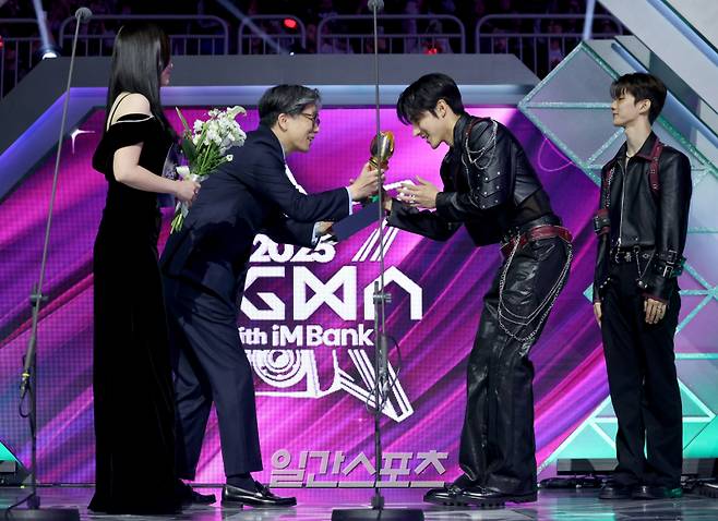 2025 코리아 그랜드 뮤직 어워즈 with iM뱅크’(2025 KGMA) 첫날 아티스트데이가 14일 오후 인천 영종도 인스파이어 아레나에서 펼쳐졌다. 황원철 iM뱅크 상무가 더보이즈에게 iM뱅크 스마트서포터상을 시상하고 있다. KGMA는 한 해 동안 국내외 팬들에게 많은 사랑을 받은 K팝 아티스트와 작품들을 조명해 차별화된 콘텐츠를 선보이는 K팝 축제다. 올해는 KGMA 조직위원회와 크리에이터링, 디오디가 공동 주관하며, 인천광역시와 인천관광공사가 후원한다. 타이틀 스폰서로는 iM뱅크가 함께한다. 2025 KGMA는 KT ENA가 주관 방송사로 참여하며, 틱톡라이브를 통해 일본, 중국을 제외한 국내 및 글로벌에 생중계된다. 일본에서는 훌루 재팬을 통해 실시간으로 볼 수 있다. 영종도(인천)=KGMA특별취재단/2025.11.14./